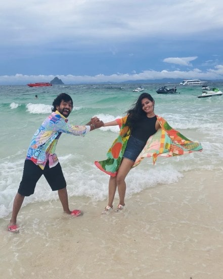 prathamesh parab and his wife kshitija enjoying in thailand