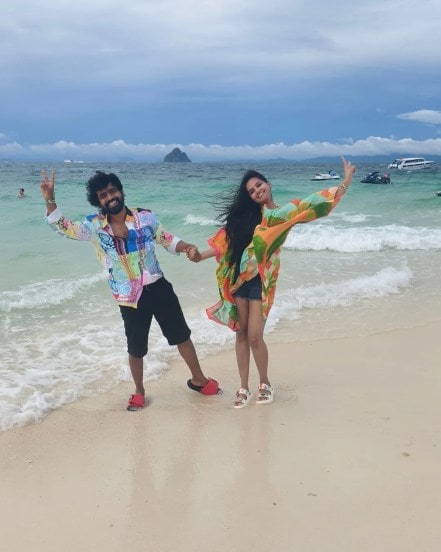 prathamesh parab and his wife kshitija enjoying in thailand