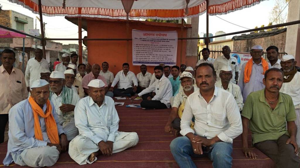 adhalgaon villagers protest against road contractor