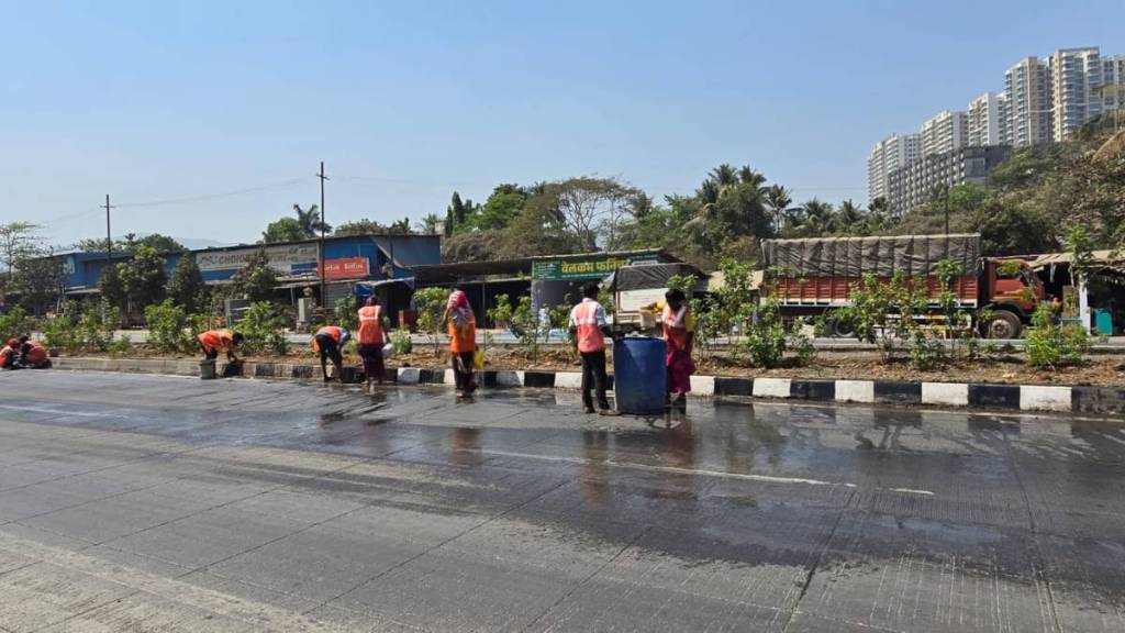 Mumbai Goa highway divider cleaning news in marathi