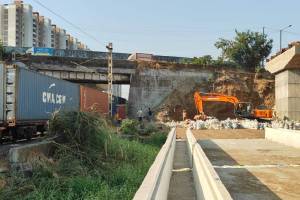 shilphata road update traffic police employees nilaje railway flyover work