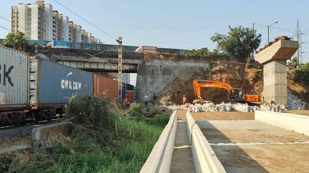 shilphata road update traffic police employees nilaje railway flyover work