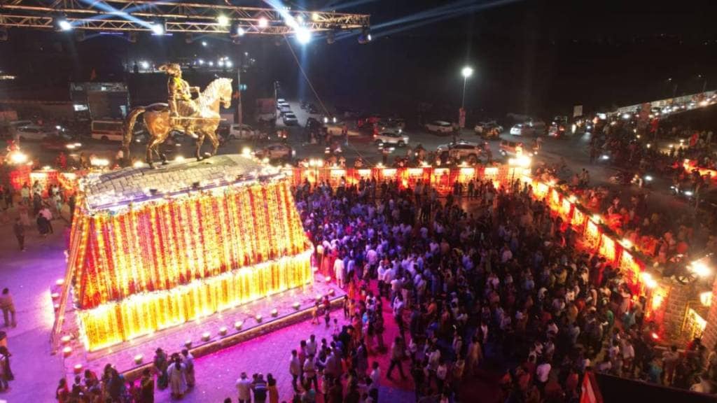 Chhatrapati Shivaji Maharaj aarti in badlapur at statue of chhatrapati shivaji maharaj