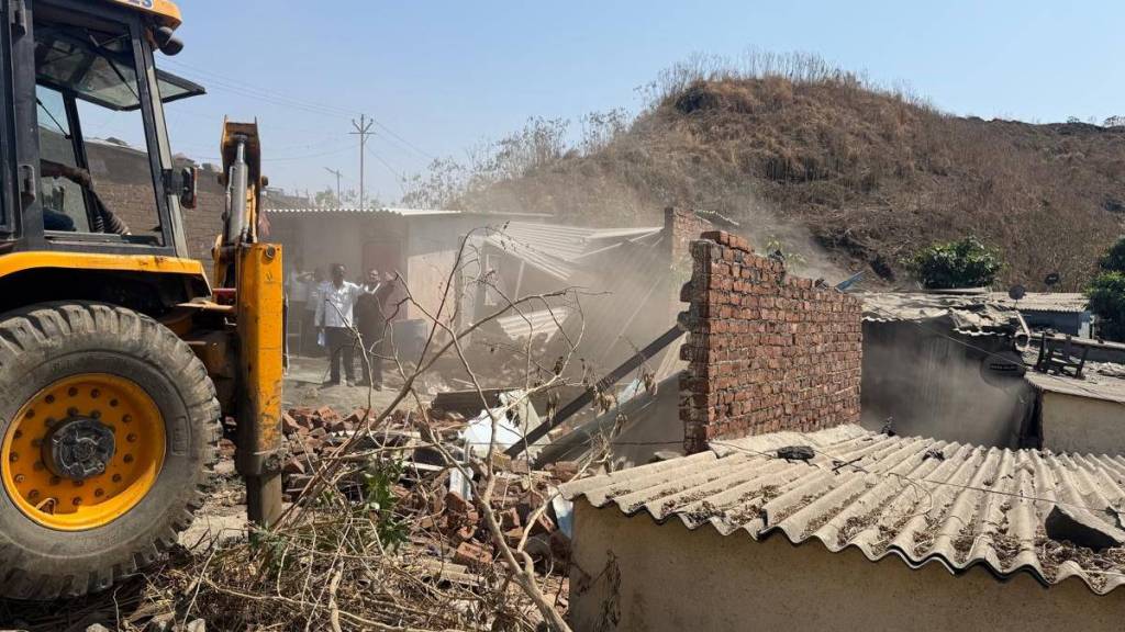 unauthorized construction demolition near dumping ground in ulhasnagar