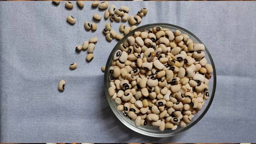 while cooking black eyed peas Can adding carrots help prevent gas problem