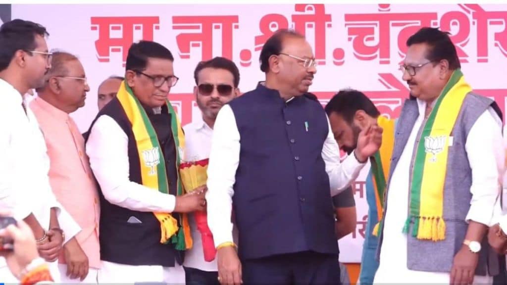 Many people including two former Congress MLAs join BJP in Yavatmal