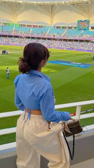 Avneet kaur flaunts her curvy figure in a tight shirt during india vs Australia match