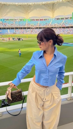 Avneet kaur flaunts her curvy figure in a tight shirt during india vs Australia match 