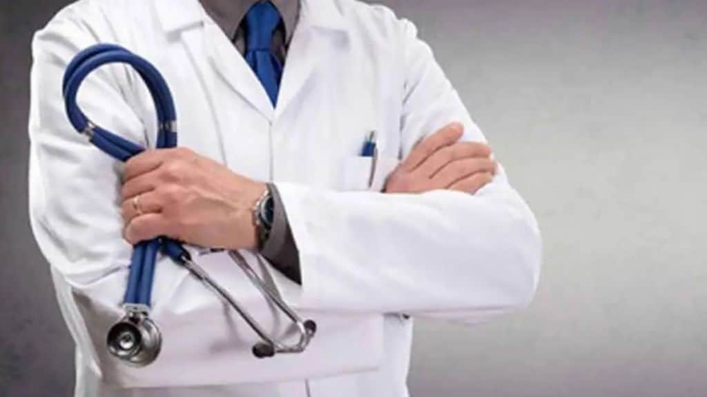 Doctor caught by ACB while accepting bribe to issue medical certificate