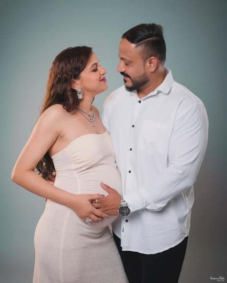 Gulabi Sadi Prajakta Ghag Maternity Photoshoot