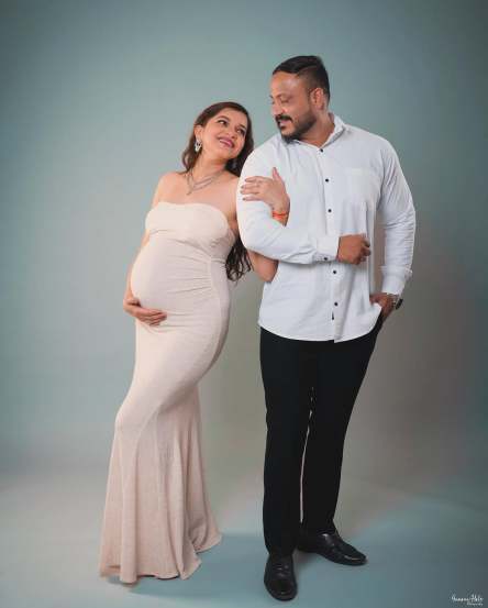 Gulabi Sadi Prajakta Ghag Maternity Photoshoot