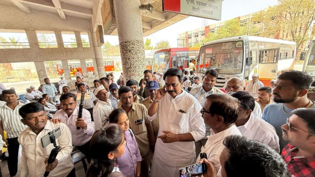 Harshvardhan Patil inspects Indapur bus stand