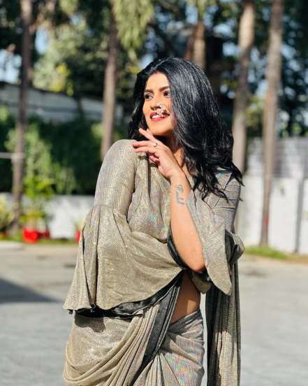 Lakshmi Niwas Kalyani Jadhav Bold Look