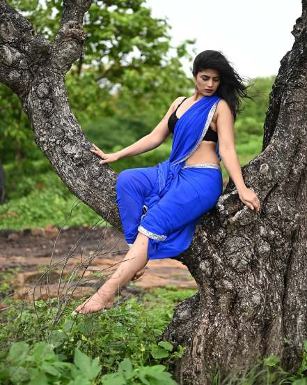 Lakshmi Niwas Kalyani Jadhav Bold Look