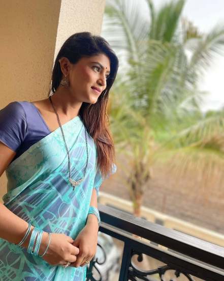 Lakshmi Niwas Kalyani Jadhav Bold Look