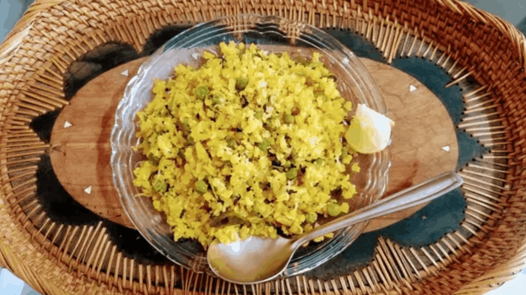 Matar Pohe Recipe In Marathi