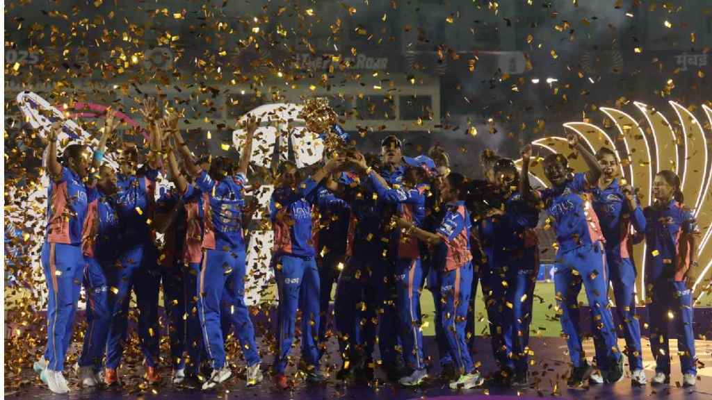 Mumbai Indians Lifting WPL trophy