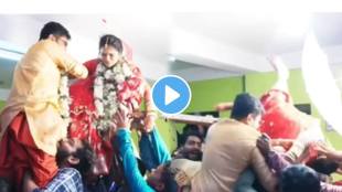 Bride And Groom Falling Off Their Friends Shoulder While Exchanging The Varmala Funny Viral Wedding Video