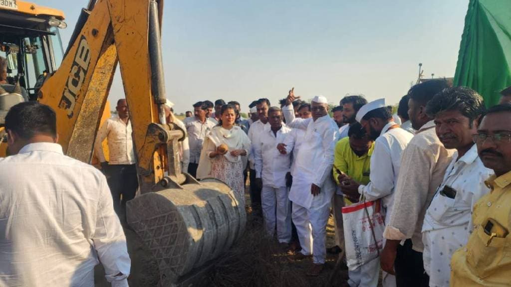 congress MP Praniti Shinde started water conservation work in dongargaon solapurs drought prone areas