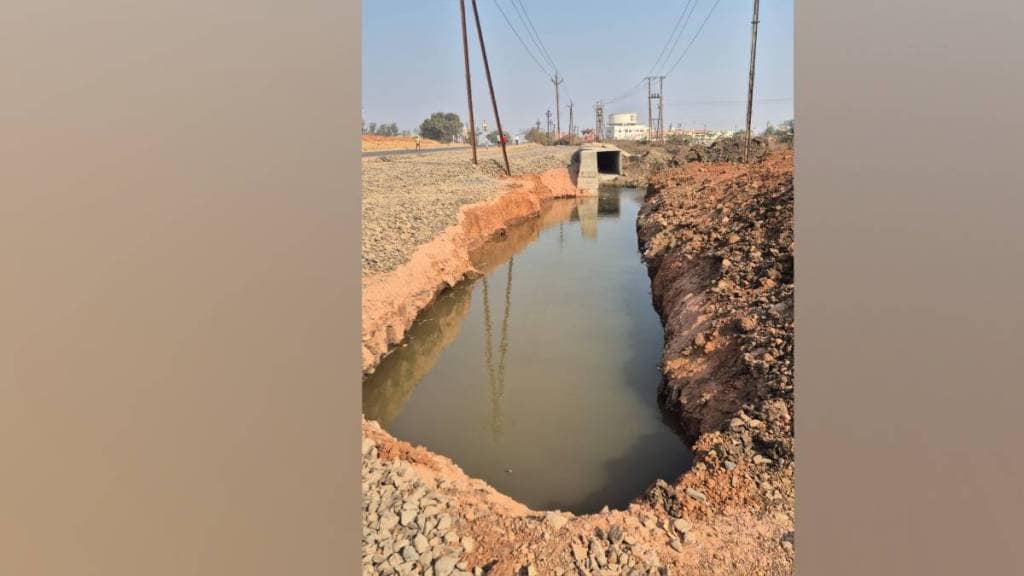 water pipeline rupture due to flyover work created swimming pool near yavatmal city