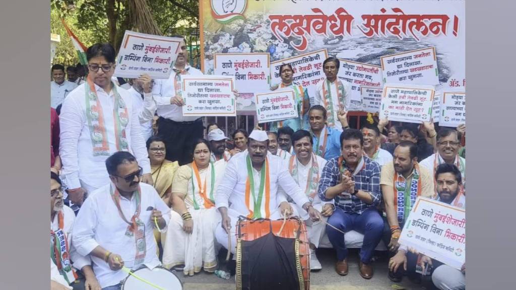 Congress leaders protested garbage issue in thane by holding sit in outside municipal headquarters