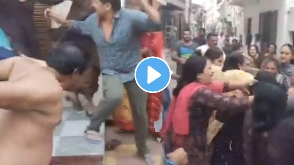 Shocking video Groups Of Women Are Fighting With Each Other In Pune Video Goes Viral