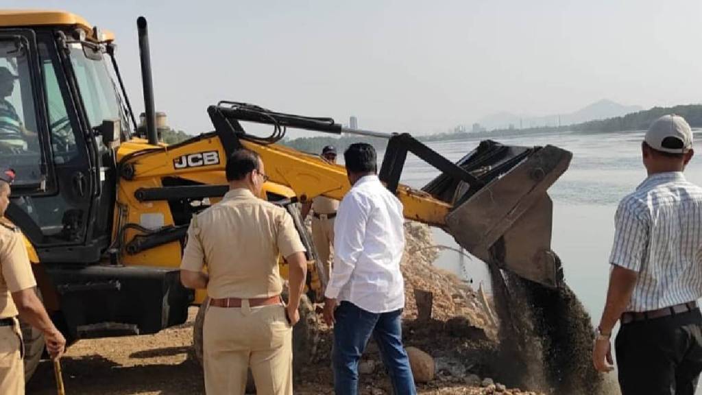 dombivli revenue department destroyed materials worth 10 lakh from sand mafia in mothagaon sandibandar