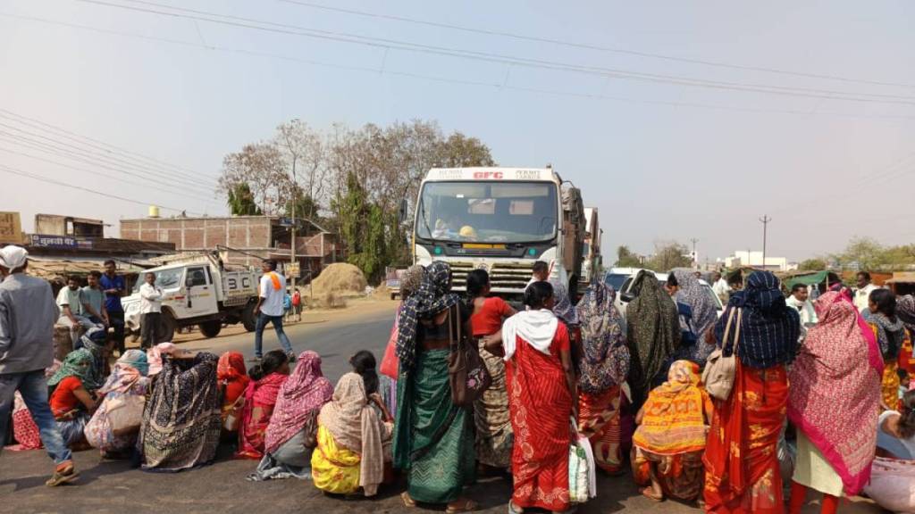 women workers blocked traffic on bhandara nagpur highway after not receiving safety kits