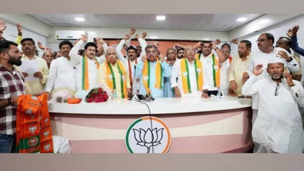 two time independent mla sitaram ghandat joined the bjp in mumbai on tuesday