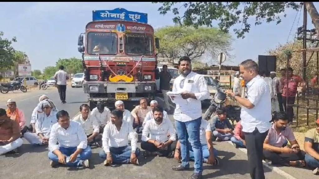 villagers blocked roads in benawadi karjat demanding investigation and action on incomplete jaljivan water Scheme