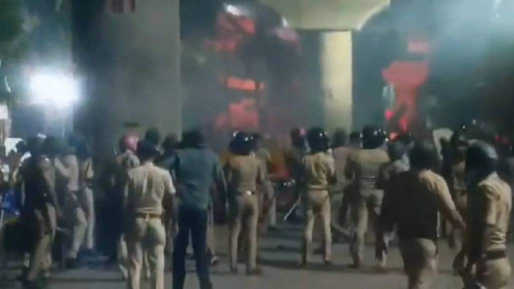 nagpur residents of area reported rioters set fire to vehicles after seeing hindu religious pictures