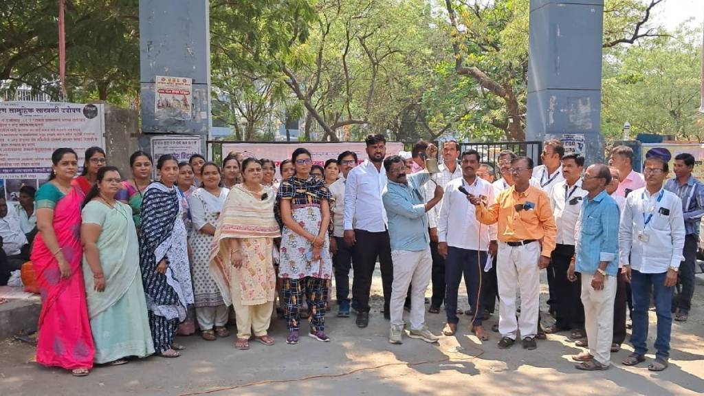 employees of solapur zilla Parishad wore black ribbons and rang bells to draw attention to their various pending demands