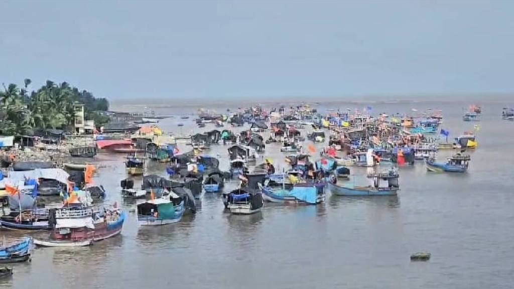 Four fishermen sailors Palghar died in gujarat boat accident