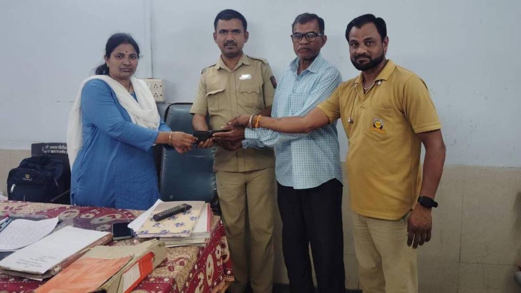 Sakoli ST Corporation bus conductor returns a purse containing Rs 11000 cash to a passenger