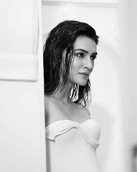 Kriti sanon white off shoulder look viral 