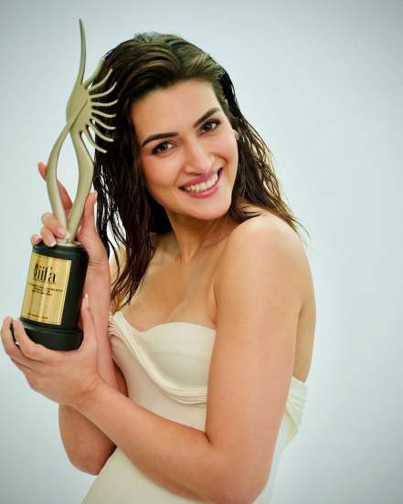 Kriti sanon white off shoulder look viral