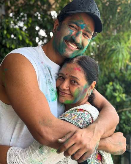 Vicky Kaushal And Katrina Kaif celebrated holi 2025 photos viral