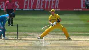 Steve Smith Survives Despite Ball Hits on Stumps But Bails Did Not Falls Know ICC Rule IND vs AUS