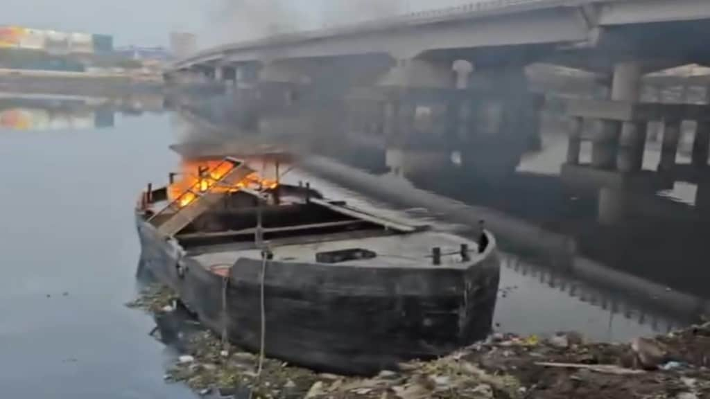 Bhiwandi , sand mafia, boats , Bhiwandi Tehsildar,