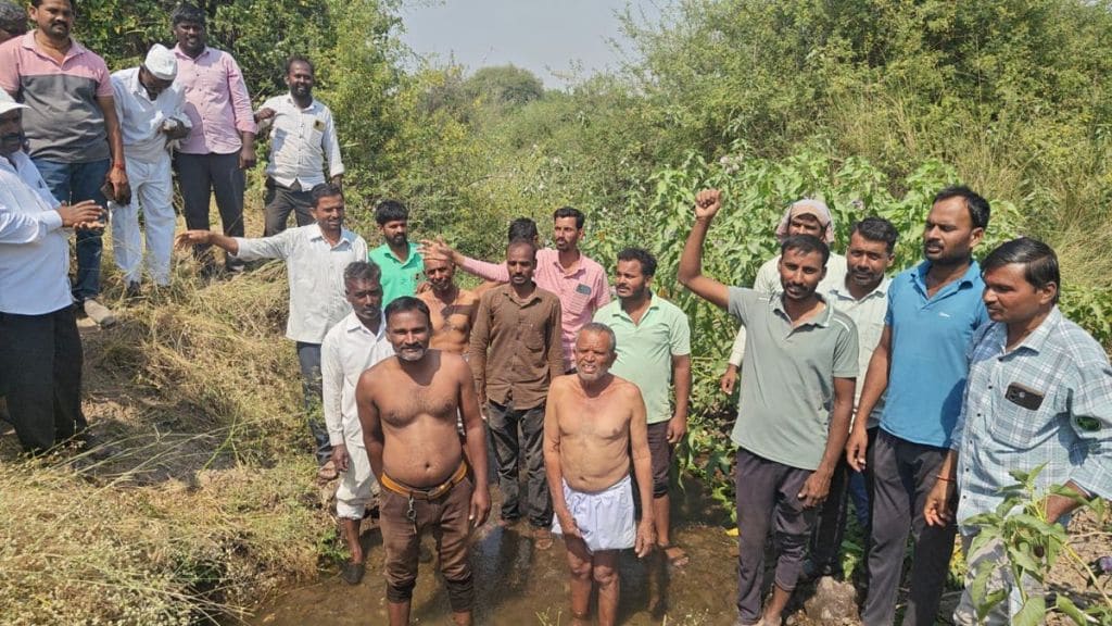 Kukdis main canal was broken farmers protested half-naked by getting into water