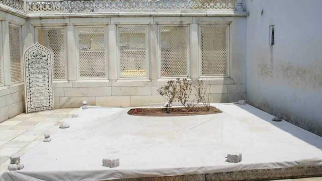 Aurangzeb grave controversy news in marathi