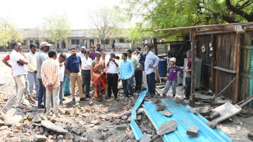 parbhani municipal corporation team removes three encroachments