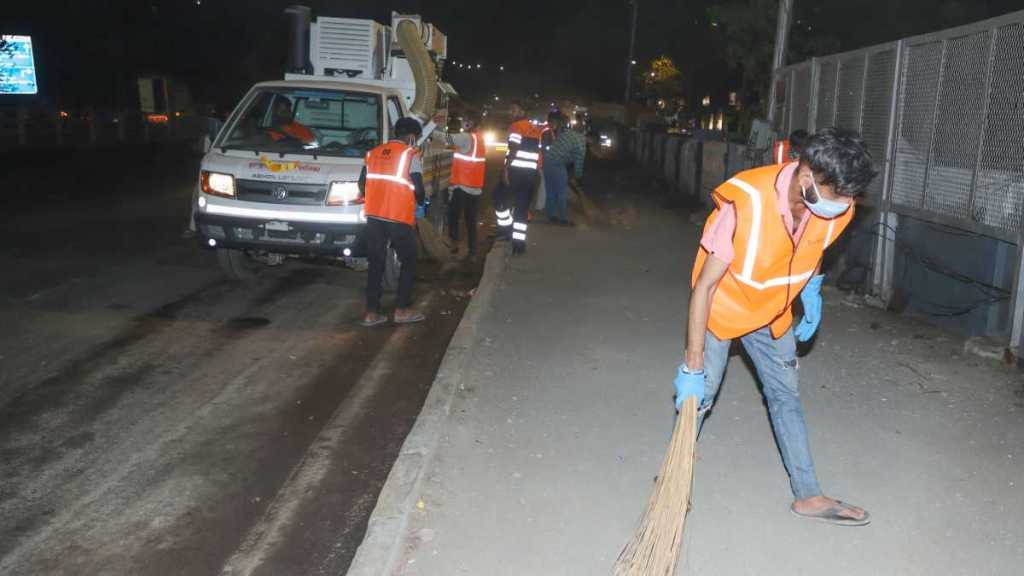 special cleanliness drive on eastern and western expressway