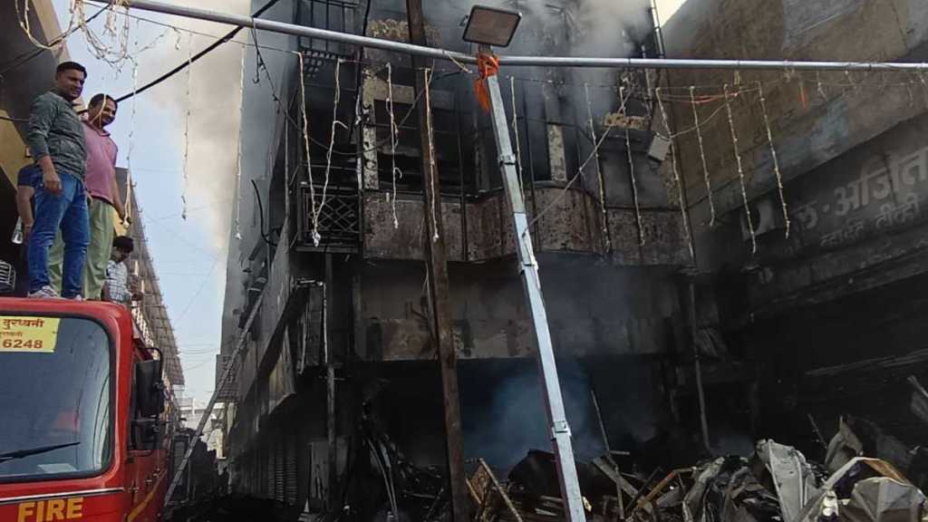 massive fire in narayangaon market