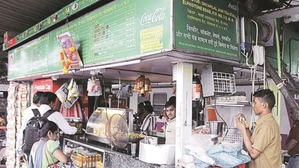 Food vendors at Pune railway station charge customers extra prices