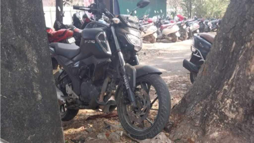 illegal parking lot near Rukmini Bai Hospital in kalyan