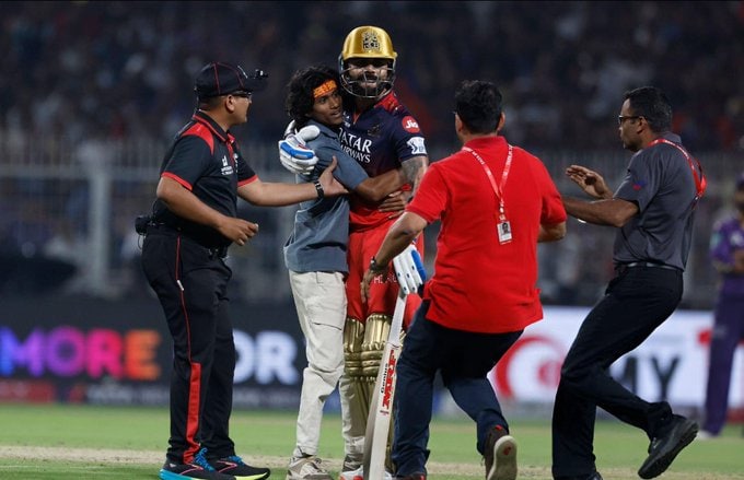 Virat Kohli Fan Invades Pitch to Meet him RCB vs KKR