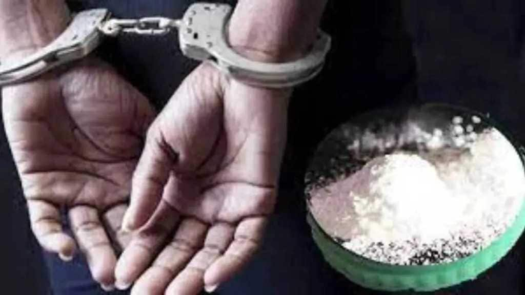 mumbra police arrested md drug dealer also seized apple mobile phone