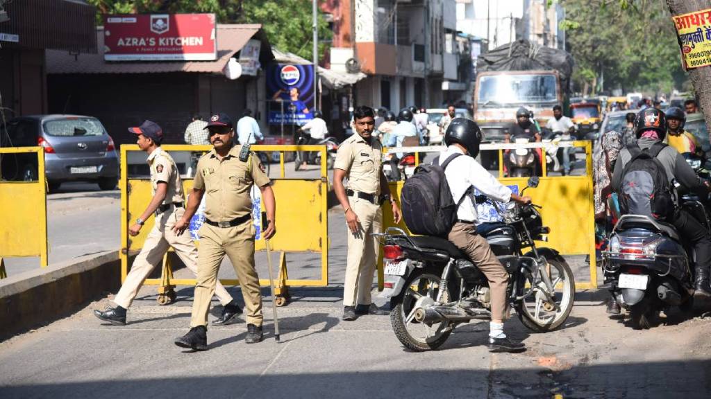 Nagpur riots update 22 police personnel injured two Deputy Commissioners injured hospitalized