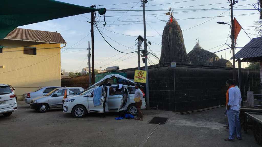 Trimbakeshwar parking dispute news in marathi